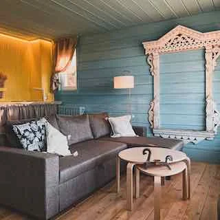 Домик «Поле» в Panorama Village — интерьер с большими окнами и светом