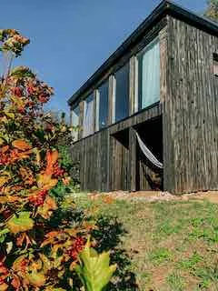 Домик «Лето» в Panorama Village — интерьер с панорамными окнами